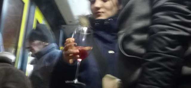 В Киеве в забитом автобусе девушка пила вино из бокала