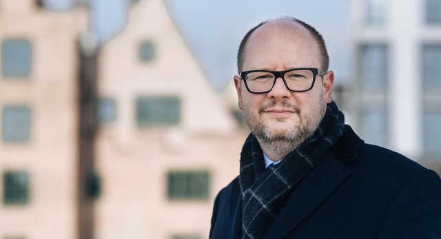 “Находится в тяжелом состоянии”: раненному в сердце мэру Гданьска перелили 20 литров крови