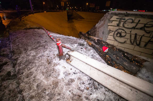 В Киеве на Троещине микроавтобус Mercedes снес ограждение и вылетел в круг