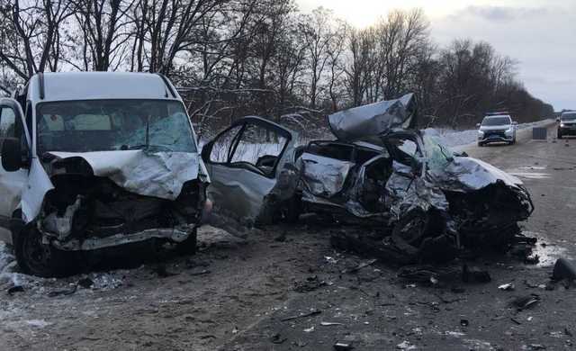 На Харьковщине столкнулись микроавтобус и легковушка, которую смяло, как жестянку: погибли четверо людей