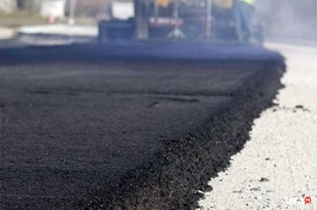 "Технология мокрое сцепление". В Киеве коммунальщики кладут асфальт прямо в лужи