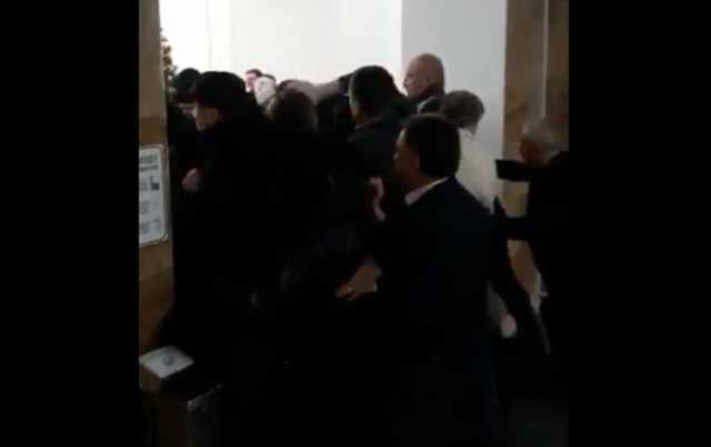 Амосова со сторонниками пыталась штурмовать медуниверситет Богомольца: опубликовано видео