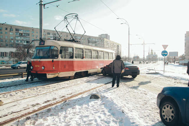 В Киеве на Оболони Opel врезался в трамвай с пассажирами
