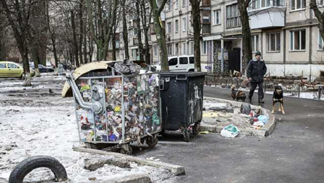 В Днепре местные жители воровали мусорники и готовили в них консервацию