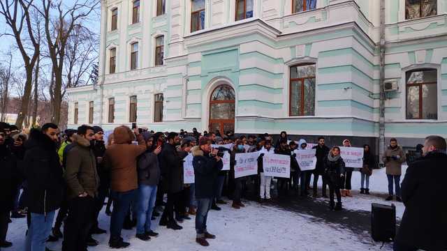 Студенты ОНМедУ с плакатами и венками требуют отставки Супрун и Линчевского