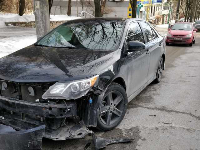В центре Днепра неизвестный разбил автомобиль Toyota и скрылся