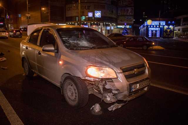 В Киеве Chevrolet снес мопед с курьером: парня отбросило в Infiniti