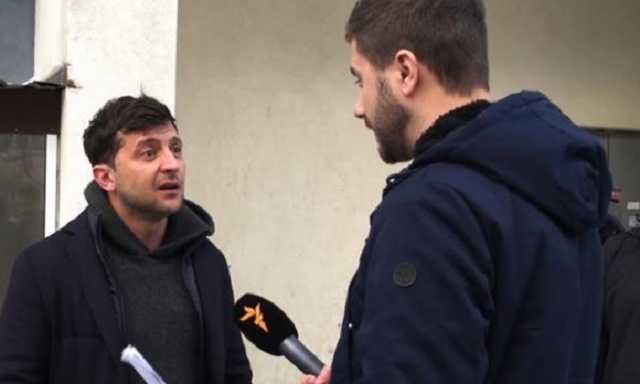 Автомобиль Зеленского сопровождает микроавтобус компании Коломойского