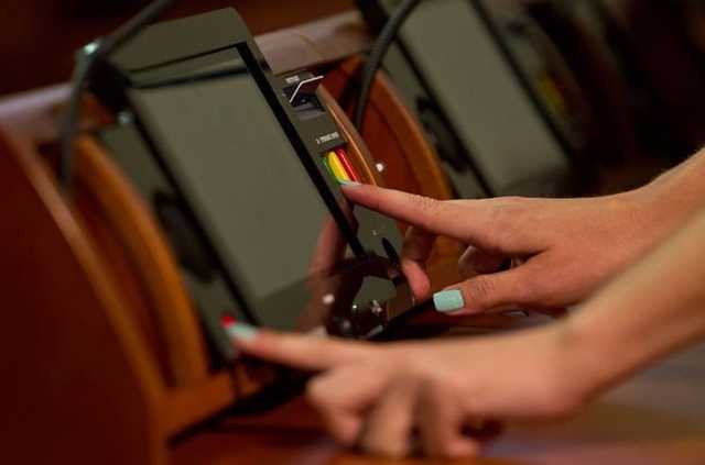 «Она где-то есть»: карточка Тимошенко удивительным образом проголосовала за церковный закон