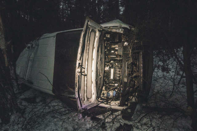 Под Киевом Volkswagen вылетел в кювет и перевернулся