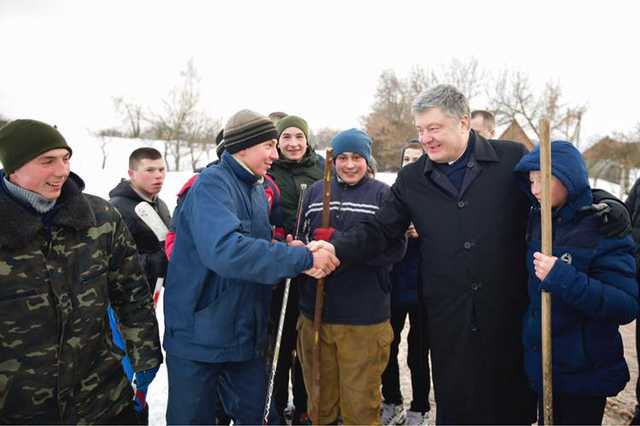 «А где коньки»: Порошенко после скандала в соцсетях подарил детям клюшки