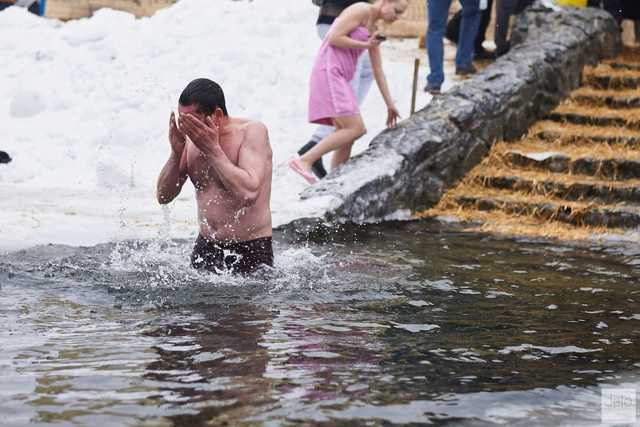 Стало известно, сколько киевлян окунулись в прорубь