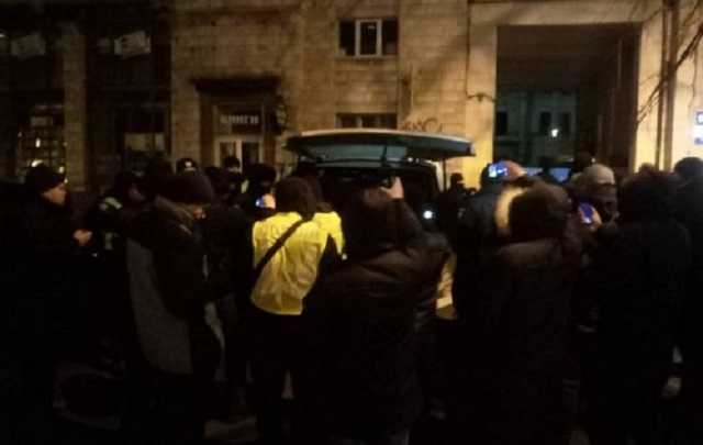 Активісти спробували провезти до Адміністрації Президента, ритуальну труну, що символізувала досі не розслідуванні вбивста героїв Небесної Сотні