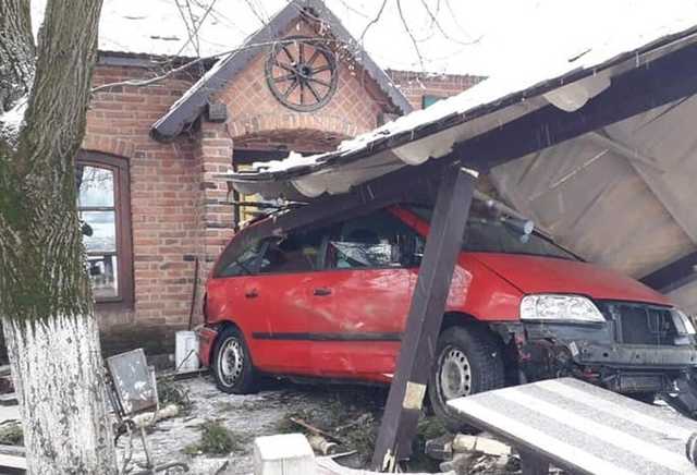 На Закарпатье автомобиль влетел в кафе из-за пьяного водителя: фото страшной аварии