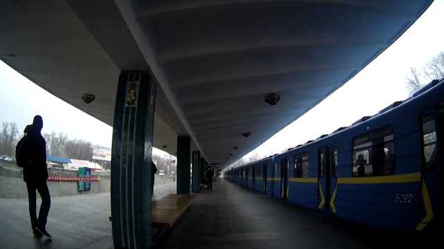 В Киеве пассажир метро упал на рельсы. Подробности