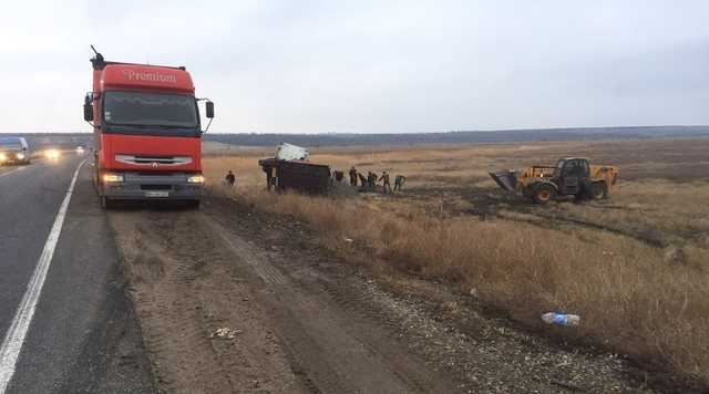 На трассе Одесса-Рени перевернулась фура с семечкой