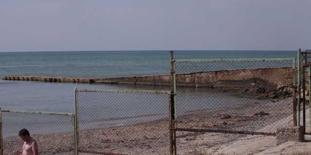 В Крыму закрыли очередной пляж: местные жители жалуются, что у них все отбирают