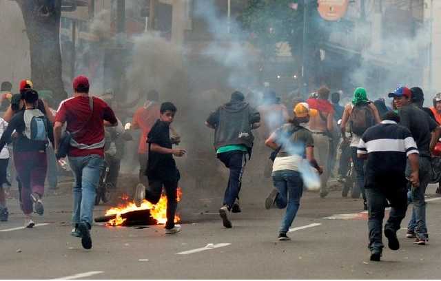 Революция в Венесуэле: силовики открыли стрельбу, есть раненые и убитые