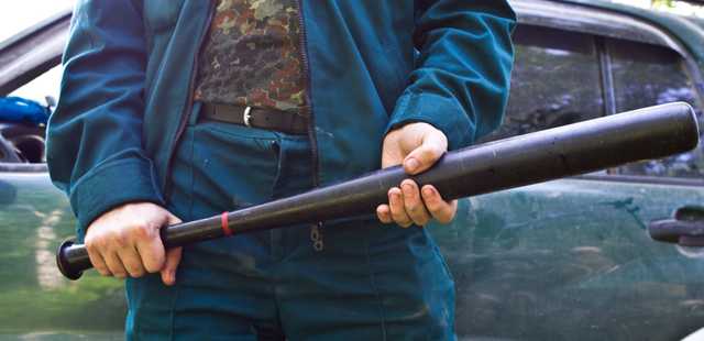 В Киеве водитель вышел с битой бороться с автохамами