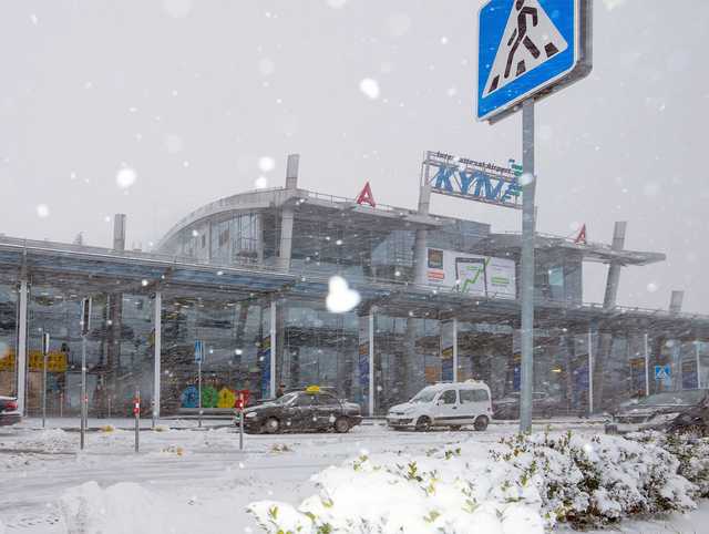 В Киеве из-за непогоды задерживают и отменяют авиарейсы