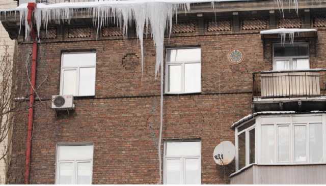 В центре Киева глыба льда пробила крышу автомобиля