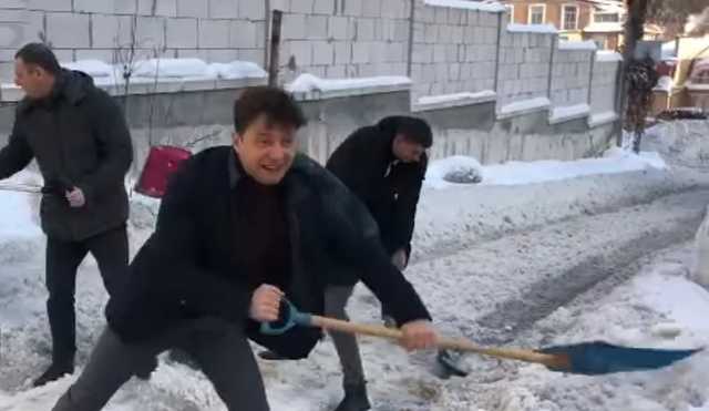 “Слуга двірників”: Зеленський закликав українців попрацювати двірниками