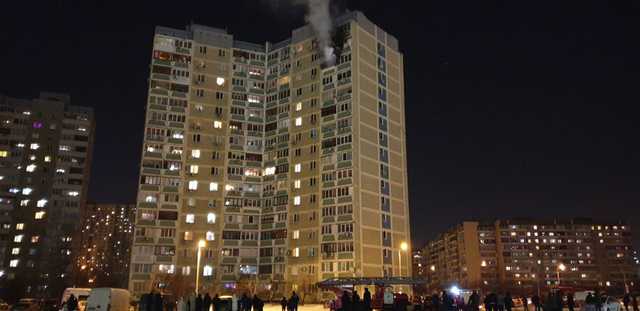 В Киеве многоэтажку охватил пожар