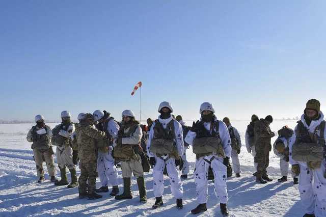 Украинские десантники провели первые зимние учения: появились впечатляющие фото
