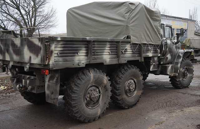 В Княжичах слетел в кювет военный "Урал" с боеприпасами