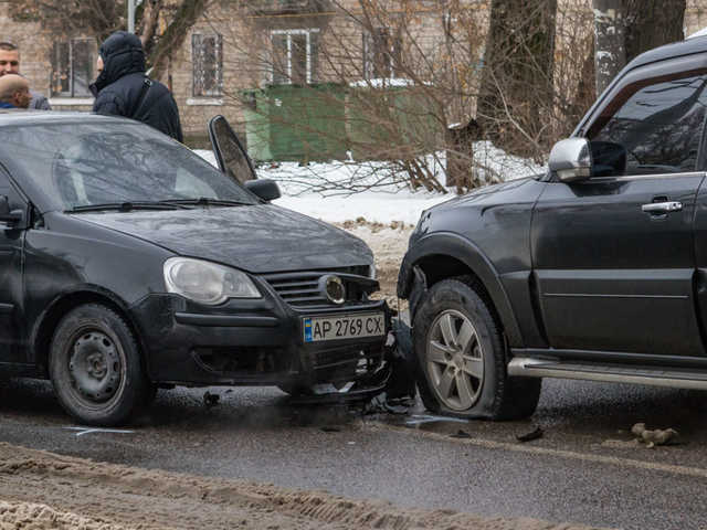 В Днепре преследуемый полицией Volkswagen столкнулся с Mitsubishi