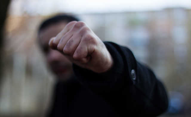 В Киеве толпа детей жестоко избила мужчину