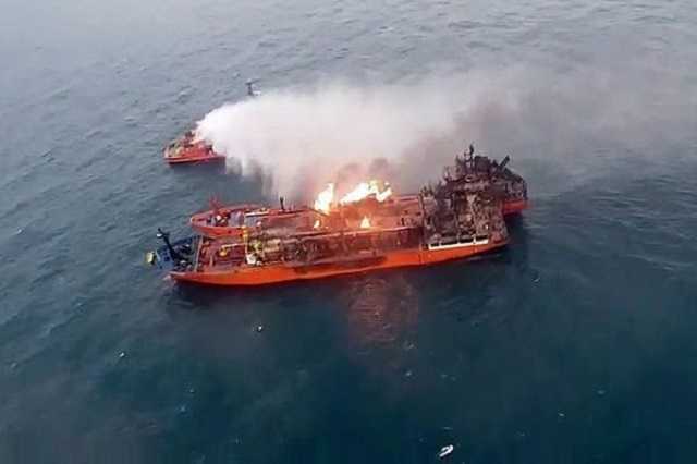 Угроза взрыва: горящие возле Крымского моста танкеры не удалось потушить