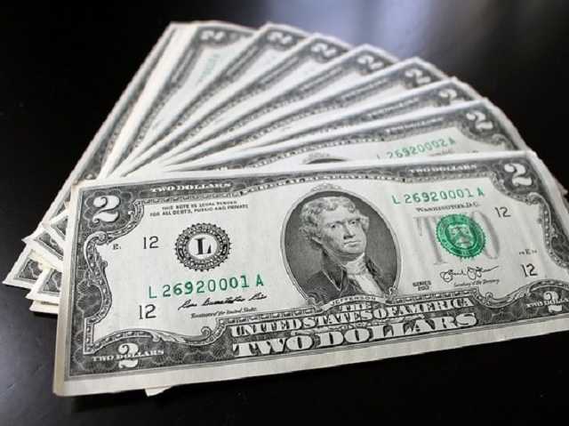 Курс валют: доллар и евро начали неделю с незначительного подорожания