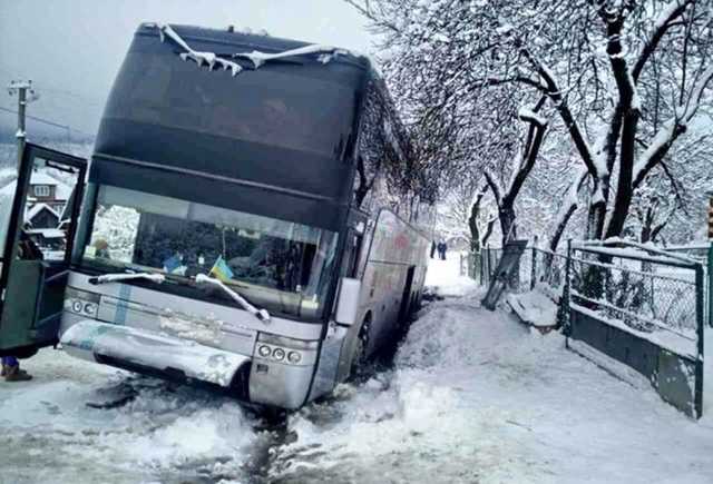 В Ивано-Франковской области произошло ДТП: автобус с пассажирами оказался в кювете