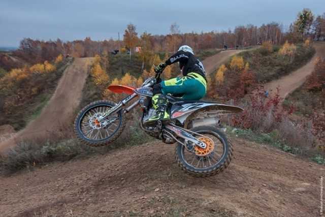 Водка и вафельки. Федерация мотоспорта опозорилась с подарком чемпиону