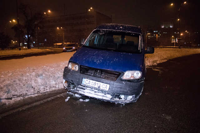 В Киеве на проспекте Победы Volkswagen вылетел на обочину и снес столб