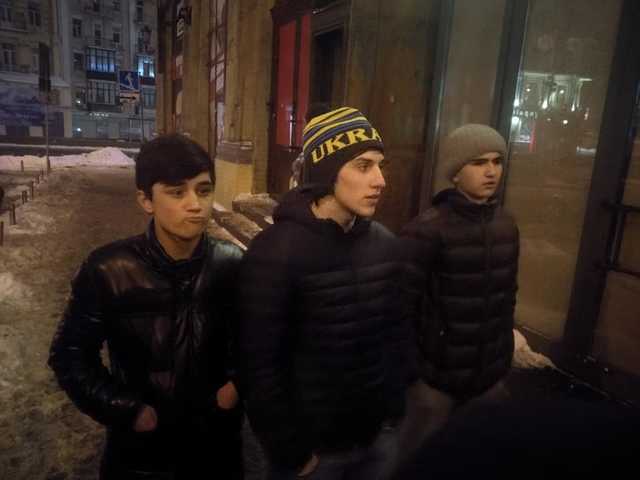 Подростков-чеченцев, которые избивали мужчину в Киеве, нашли активисты. Они извинились