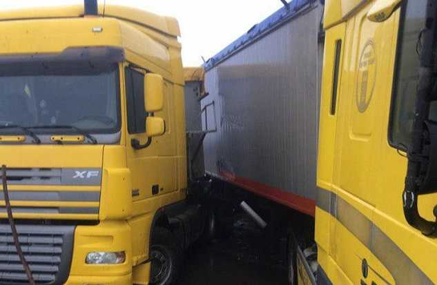 Под Одессой произошло масштабное ДТП с маршруткой и фурами