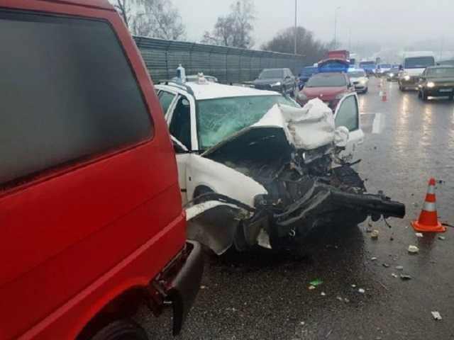 Четыре человека тяжело пострадали в крупном ДТП под Киевом