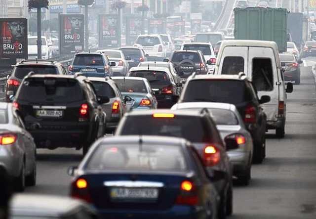 В Киеве образовались многочисленные пробки из-за перекрых улиц и ДТП