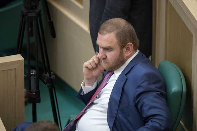 Суд арестовал задержанного за убийства российского сенатора