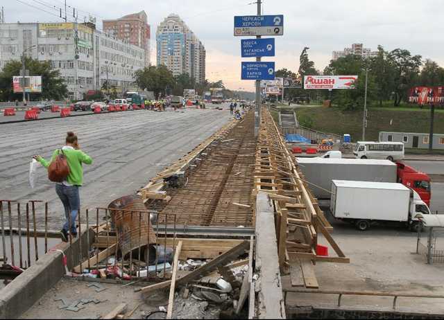 В Киеве мост начал разрушаться сразу после ремонта