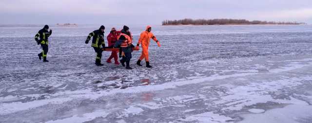 В Киеве спасатели достали провалившихся под лед рыбака и двух полицейских