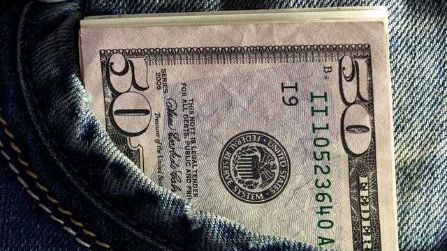 Заробитчане массово переводят в Украину доллары