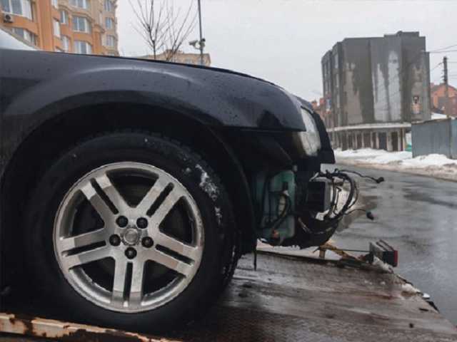 В Киеве водитель, умерший прямо за рулем престижной иномарки, стал виновником ДТП