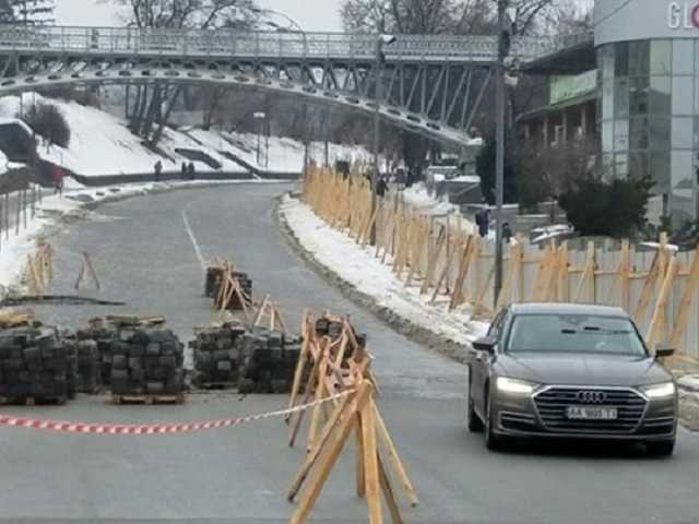 В Киеве разгорелся скандал из-за езды авто по Аллее Героев Небесной Сотни