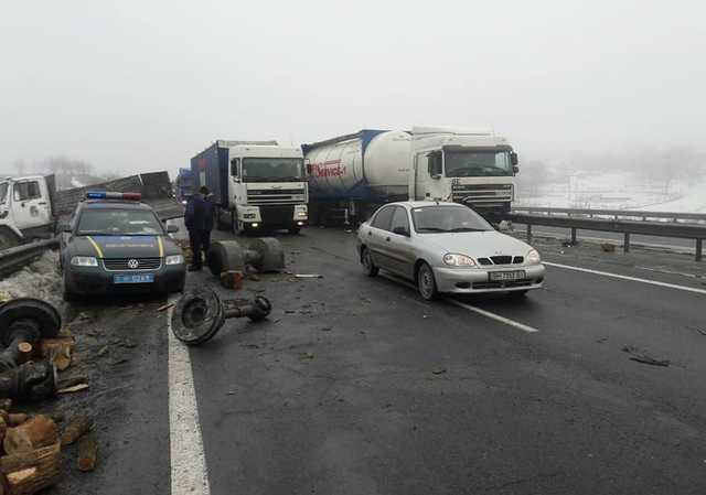 Из-за огромной ямы на трассе «Одесса — Киев» произошло масштабное ДТП