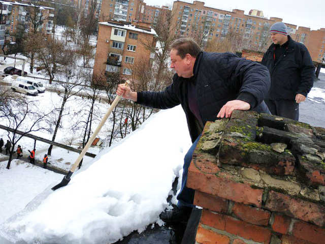 В Полтаве упавший с крыши дома лед повредил трубу теплосети