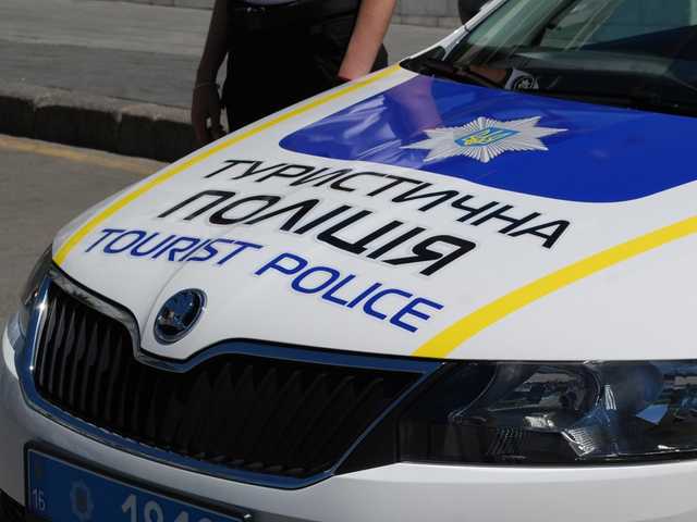 В Одессе 64-летняя владелица автомобиля Ford наехала на патрульного