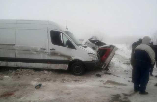 В Харьковской обл. микроавтобус столкнулся с застрявшей в снегу легковушкой, есть жертвы